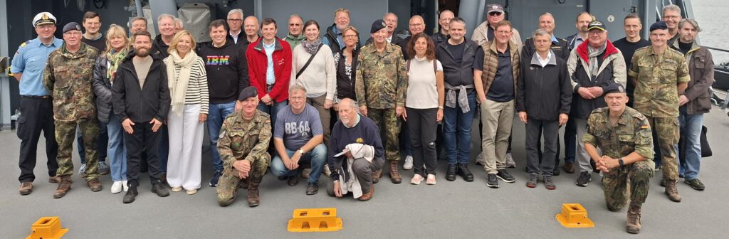 Gruppenbild auf dem Flottendienstboot Oker